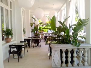 A restaurant or other place to eat at Hotel Tirreno