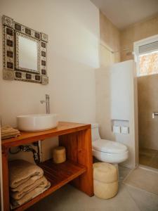 波多埃斯康迪的住宿－Casa La Bomba，一间带水槽和卫生间的浴室