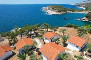 una vista aérea de una casa con techos naranjas en Acroterra - Easy Living, en Alyki