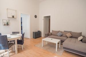 ein Wohnzimmer mit einem Sofa und einem Tisch in der Unterkunft Magnolia apartment in Zagreb