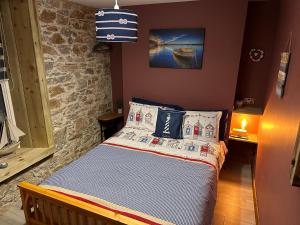 a bedroom with a bed in a room at ISLAND LODGE on the Hoe, Barbican, Free Parking in Plymouth
