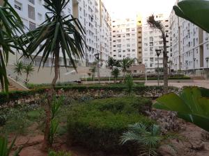 un parc dans une ville avec de grands bâtiments dans l'établissement appartement Islane G26, à Agadir