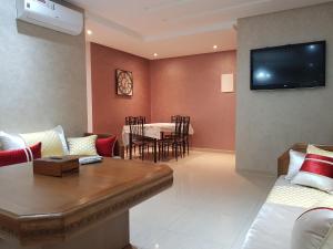 - un salon avec un canapé et une table dans l'établissement appartement Islane G26, à Agadir