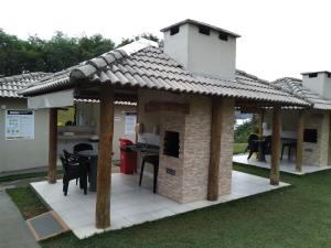 een huis met een buitenkeuken in een tuin bij B101 AP do Lago, com Cozinha e Churrasqueira privativa , internet banda larga, rampa barco e jet, pesqueiro in Caldas Novas