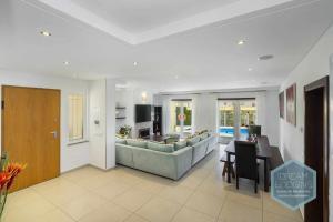 een woonkamer met een bank en een tafel bij Villa Rafaella 3 Dream Lodging in Albufeira