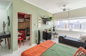 a living room with a bed and a kitchen at Studio Gonzaga 1 Quadra da Praia in Santos