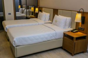 Łóżko lub łóżka w pokoju w obiekcie Citymax Hotel Baku