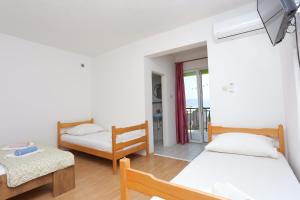 a bedroom with two beds and a balcony at Studio Gradac 2784d in Gradac