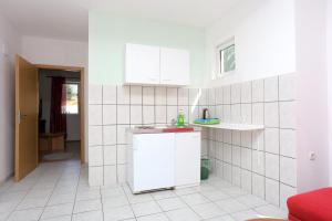 Kuchyň nebo kuchyňský kout v ubytování Apartments with a parking space Gradac, Makarska - 2784