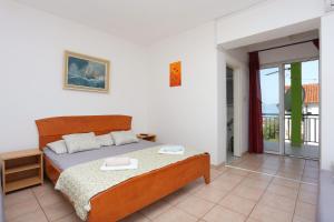 Postel nebo postele na pokoji v ubytování Apartments with a parking space Gradac, Makarska - 2784
