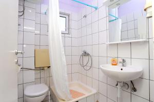Koupelna v ubytování Apartments with a parking space Gradac, Makarska - 2784 + 37 fotografií