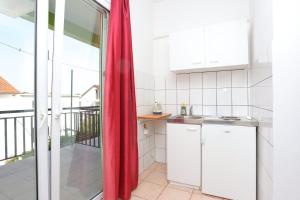 Kuchyň nebo kuchyňský kout v ubytování Apartments with a parking space Gradac, Makarska - 2784