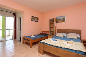 Postel nebo postele na pokoji v ubytování Apartments with a parking space Gradac, Makarska - 2784