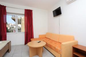 TV a/nebo společenská místnost v ubytování Apartments with a parking space Gradac, Makarska - 2784
