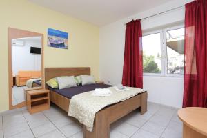 Postel nebo postele na pokoji v ubytování Apartments with a parking space Gradac, Makarska - 2784