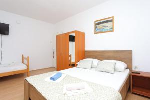 Postel nebo postele na pokoji v ubytování Apartments with a parking space Gradac, Makarska - 2784