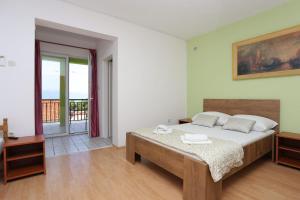 Postel nebo postele na pokoji v ubytování Apartments with a parking space Gradac, Makarska - 2784