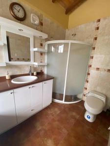 a bathroom with a shower and a toilet and a sink at Casa de campo Guano Ecuador in Riobamba