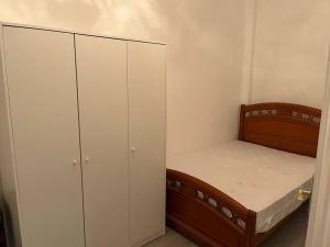 a small bedroom with a bed and a cabinet at Piso céntrico in Medina del Campo