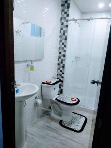 Ένα μπάνιο στο Acogedor Apartamento Arboleda del Campestre
