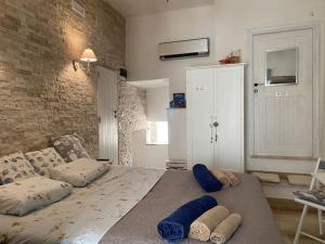 Un dormitorio con una cama grande con almohadas. en Cozy Sea View Flat with Private 83 sq Rooftop, Balcony, and BBQ in the Old Town, en Vieste