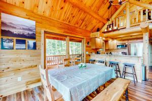 uma sala de jantar e cozinha num chalé de madeira em Deep Creek Mountain Retreat em McHenry