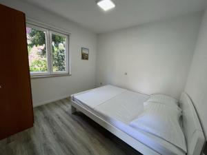 Säng eller sängar i ett rum på Apartmani Ćubela