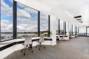 una fila di sedie in una grande stanza con finestre di Quay Perth a Perth