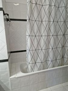Koupelna v ubytování Spacious T2 Charneca Caparica