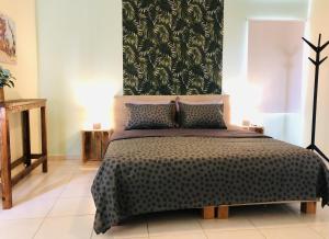 1 dormitorio con 1 cama grande y cabecero verde en # Blue Bay Beach - Ocean View Apartments #, en Blue Bay