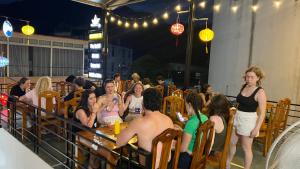 un grupo de personas sentadas en un teatro en Ha Giang Lotus Hostel Motorbikes and Tours en Ha Giang