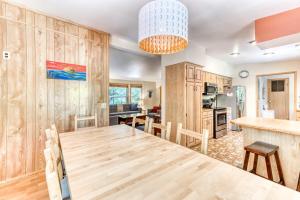 Η κουζίνα ή μικρή κουζίνα στο Sitka by the Sea - Meredith Lodging