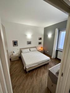 A bed or beds in a room at Casetta Teresa - Nice apartment