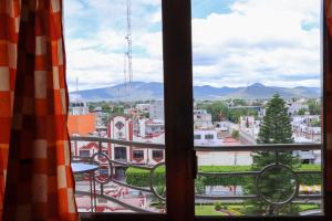 una ventana con vistas a la ciudad en HOTEL MIGUEL ÁNGEL, en Progreso de Obregón