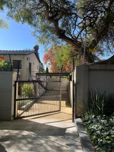 una puerta delante de una casa en The Green Room on Leo Epstein, en Johannesburgo