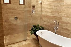 A bathroom at Lujosa Casa Guayllabamba - Gym Jacuzzi Piscina
