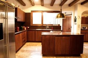A kitchen or kitchenette at Lujosa Casa Guayllabamba - Gym Jacuzzi Piscina