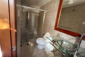 A bathroom at Lujosa Casa Guayllabamba - Gym Jacuzzi Piscina