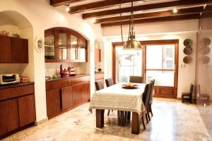 A kitchen or kitchenette at Lujosa Casa Guayllabamba - Gym Jacuzzi Piscina