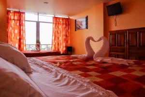 Un dormitorio con una cama grande con un corazón. en HOTEL MIGUEL ÁNGEL, en Progreso de Obregón