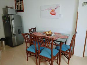 a kitchen with a table and chairs and a refrigerator at Apartamento en el Rodadero con vista al mar, edificio Macondo in Rodadero