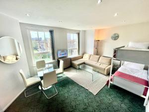 um quarto com uma cama, um sofá e uma mesa em Wilmot Guest House em Londres
