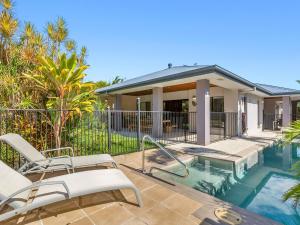 ein Haus mit einem Swimmingpool vor dem Haus in der Unterkunft Black Rock Beach House with Pool in Pottsville
