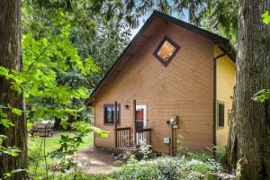 a small cabin in the middle of a forest at Sky Serenity in Skykomish