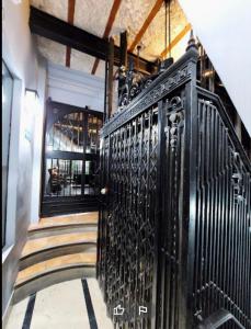 ein schwarzes Tor in einem Gebäude mit einer Treppe in der Unterkunft V&S Hostel Boutique in Buenos Aires