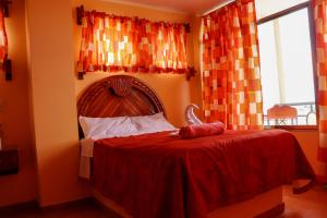 1 dormitorio con 1 cama con cabecero de madera y ventana en HOTEL MIGUEL ÁNGEL, en Progreso de Obregón