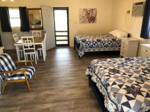 een hotelkamer met 2 bedden en een tafel en stoelen bij Oasis Lake Buchanan in Bluffton