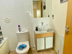 Koupelna v ubytování Lovely double room with private bathroom and Double room with shared toilet & PARKING FREE