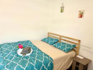 Un dormitorio con una cama con una bandeja de comida. en Private room near downtown Dallas2 en Dallas