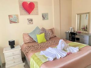 Postel nebo postele na pokoji v ubytování Lovely double room with private bathroom and Double room with shared toilet & PARKING FREE